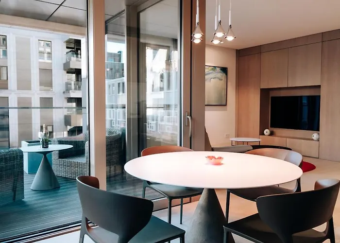 Luxe City - Modern & Spacious 2Br With Balcony View