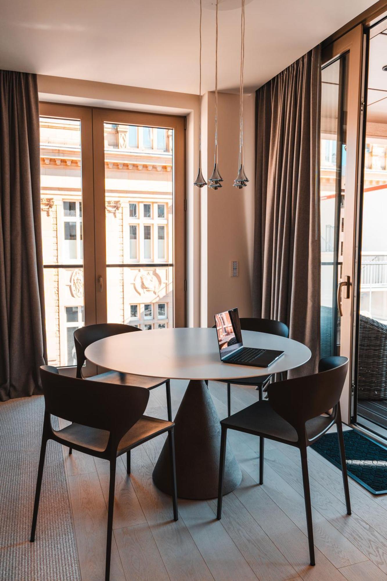 Luxe - Modern & Spacious 2br With Balcony View * Luxemburgo